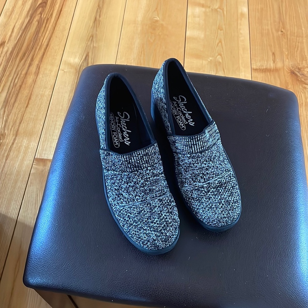 skechers air cooled memory foam size 7 gray and black never worn.